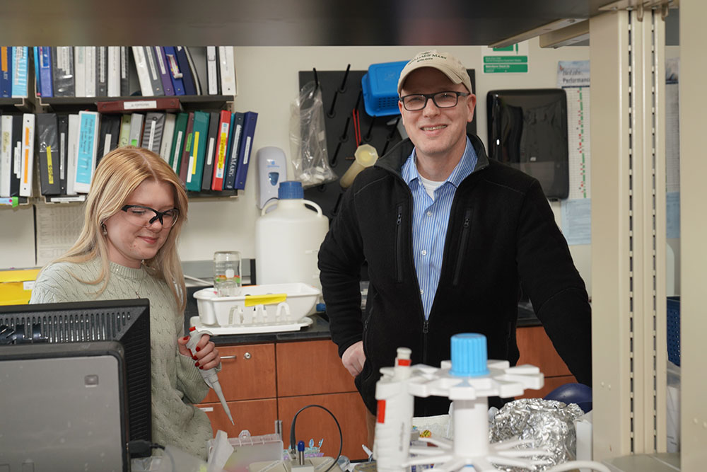 Oliver Kerscher (right) with Maddie Farrington ’25, a biology master’s student. (Photo by Stephen Salpukas)