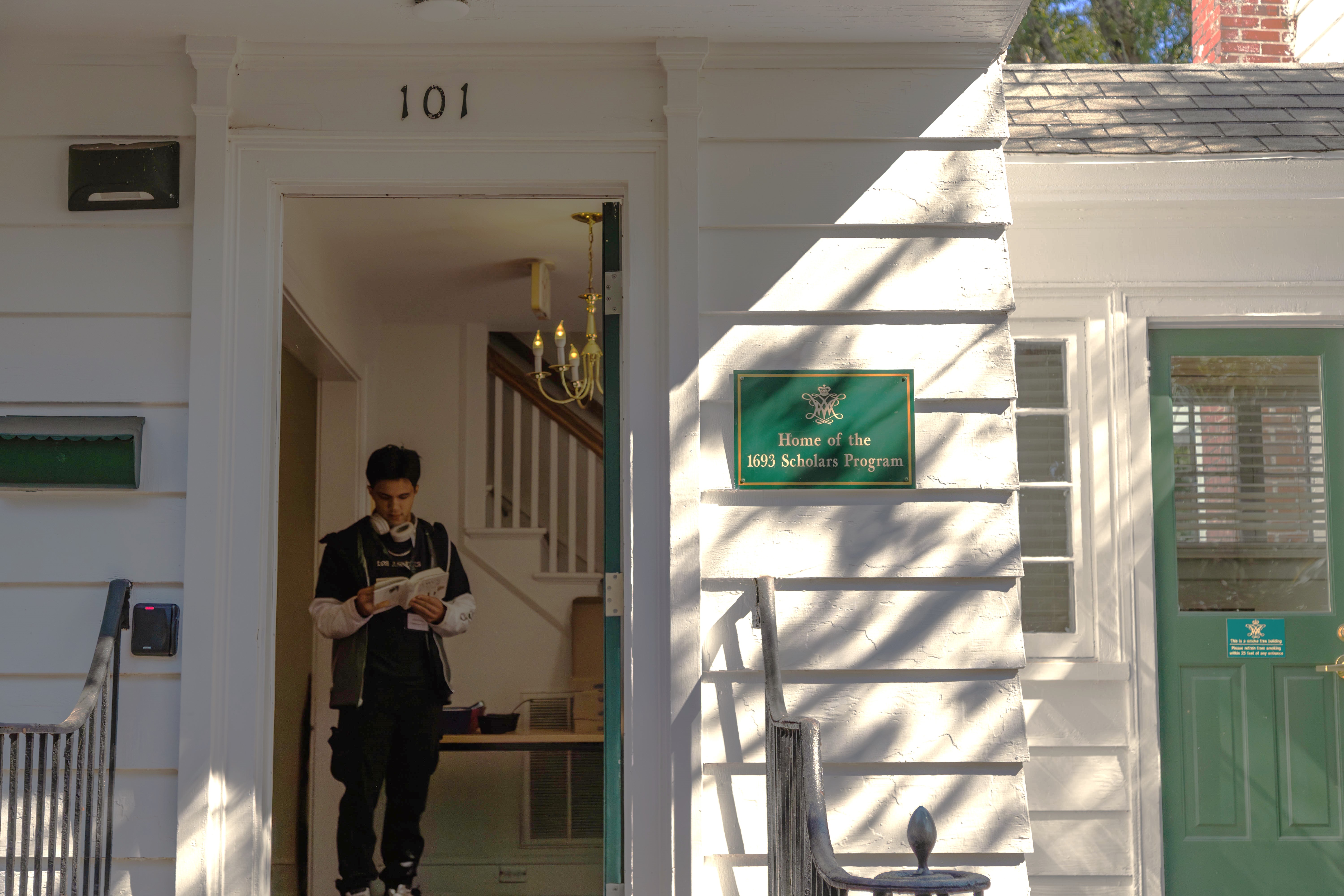 Stamps 1693 Scholar Jeremiah Esteban, a sophomore from Weyers Cave, Virginia, lingers on a page before leaving Murray House. (Photo by Tess Willett)