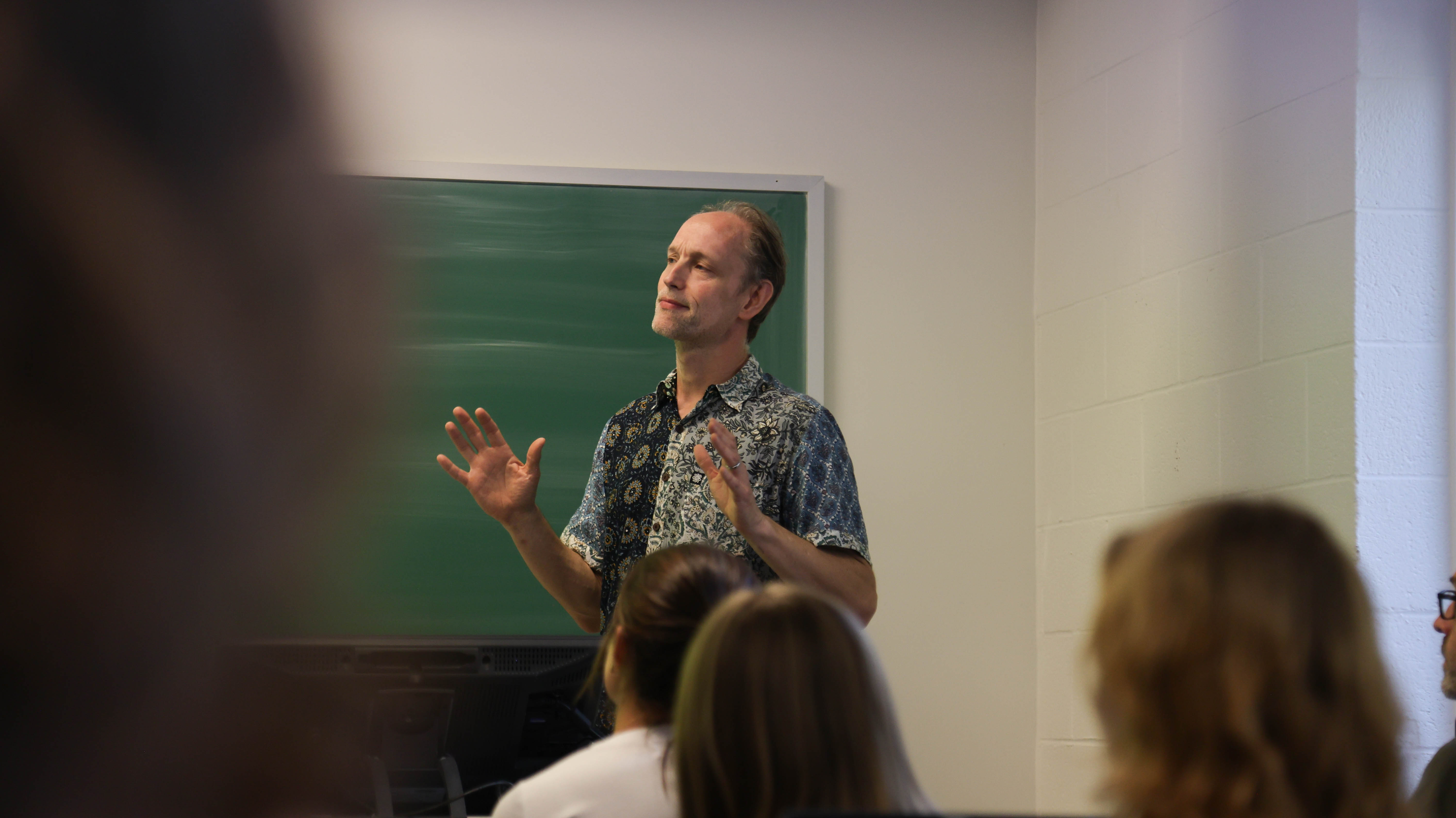 As part of a three-day visit to campus for the Sharp Journalism Seminar, medical journalist Caleb Hellerman visited Professor Brent Kaup's Environmental Sociology class Sept. 10. (Photo by Tess Willett) 