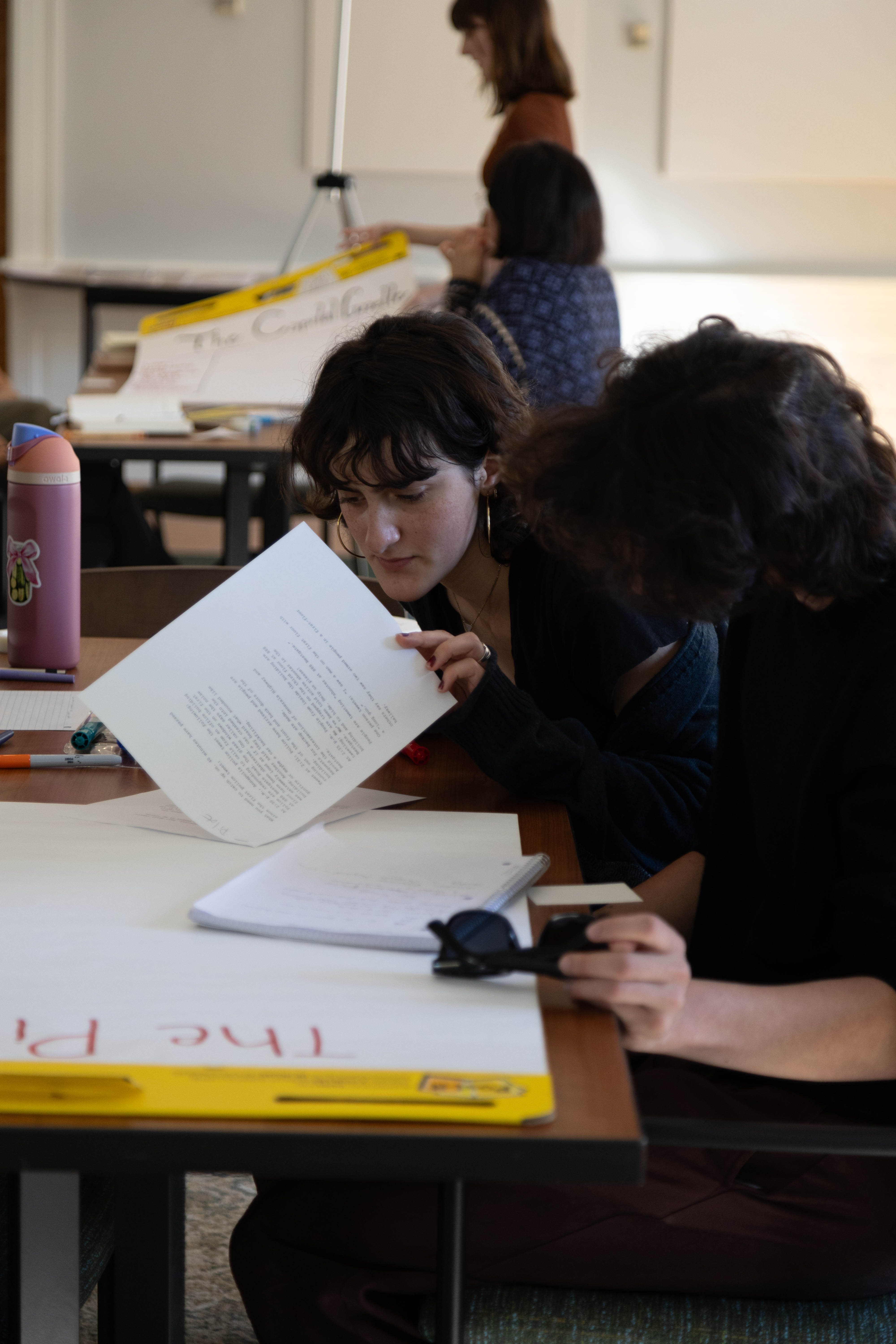 1693 Scholar Lelia Cottin-Rack '28 collaborates with others during the Oct. 25 journalism masterclass. (Photo by Tess Willett)